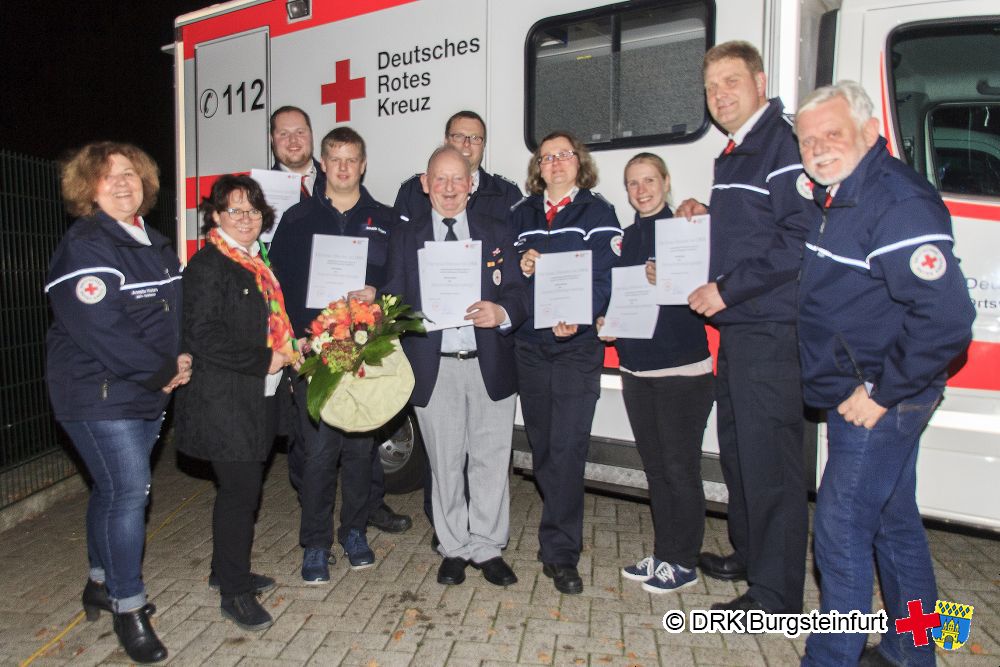 Langjährige Mitglieder wurden geehrt: V.l.n.r.: Anette Wolters, stellv. Vorsitzende; Claudia Bögel-Hoyer, Bürgermeisterin; Julian Maihaus; Jendrik Bujara; Werner Kersken; Nils Beuke; Sandra Wiening; Frauke Luft; Dirk Wiening, Rotkreuzleiter; Ulrich Hoy