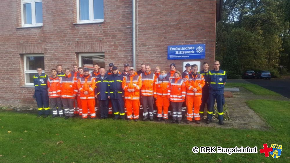 Gruppenfoto mit Mitgliedern des THW Rheine