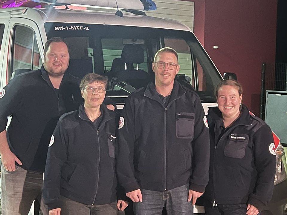 Rotkreuzleiterin Simone Heinicke(2.v.l.) und Rotkreuzleiter Jens Gröning(2.v.r.), stellv. Rotkreuzleiter Julian Maihaus (l), stellv. Rotkreuzleiterin Sandra Steenweg (r)