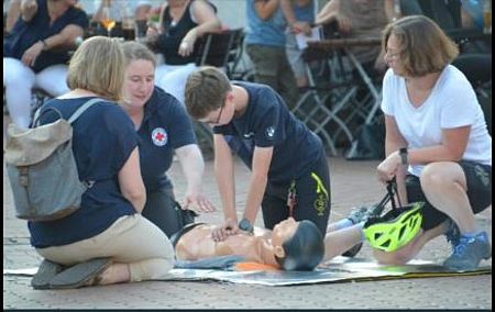 Helferinnen und Helfer des DRK führten dem Publikum praktische Übungen zur Herdruck-Massage durch 