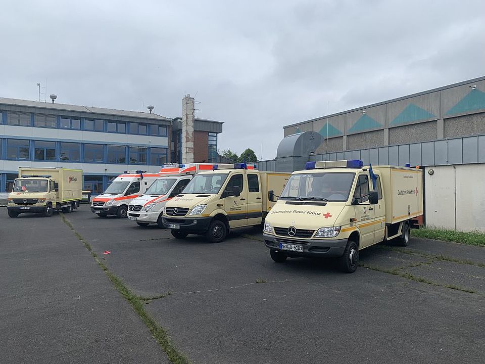 Bereitstellungsraum aller Einsatzfahrzeuge an der Gesamtschule Weilerswist