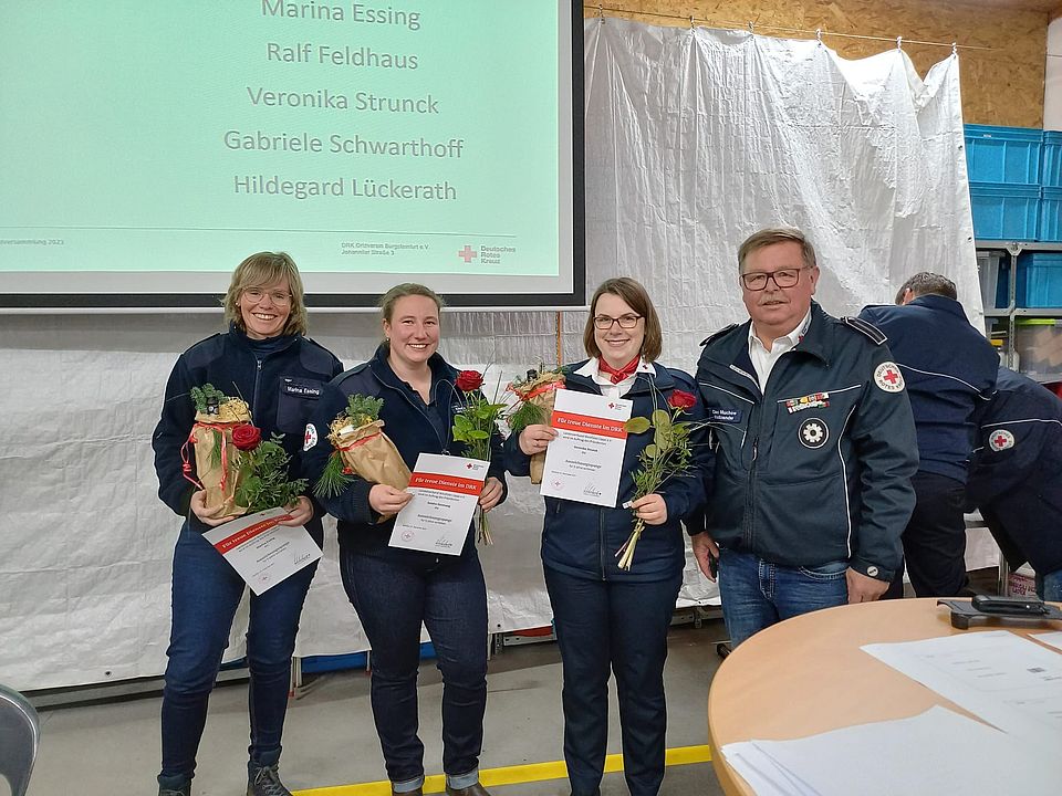 Ehrung für 5 Jahre: Marina Esssing, Sandra Steenweg und Veronika Strunck (von links)